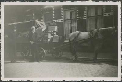 860467 Afbeelding van Anton van Soest (groente- en fruithandelaar uit de Kroonstraat in Wijk C) bij zijn paard en wagen ...